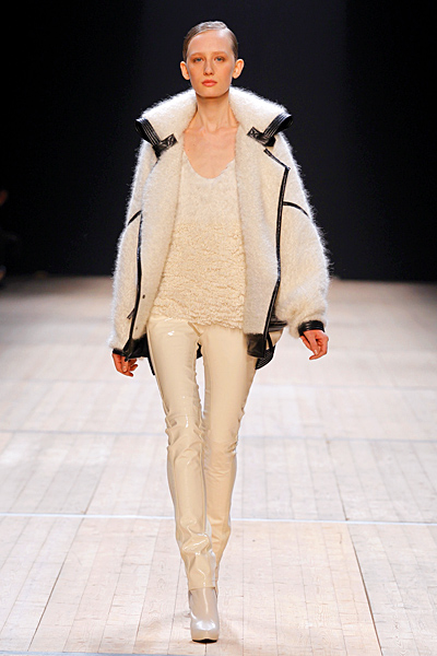 Мръсно бели панталон и яке с косъм с кожени кантове Есен-Зима на Barbara Bui за 2011