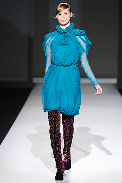 Ефирна рокля с висока яка тюркоазено синя Есен-Зима 2011 Alberta Ferretti