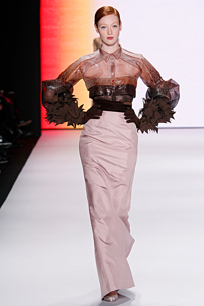 Стилна дълга пола с висока талия и ефектна прозрачна риза Carolina Herrera Есен-Зима 2011 