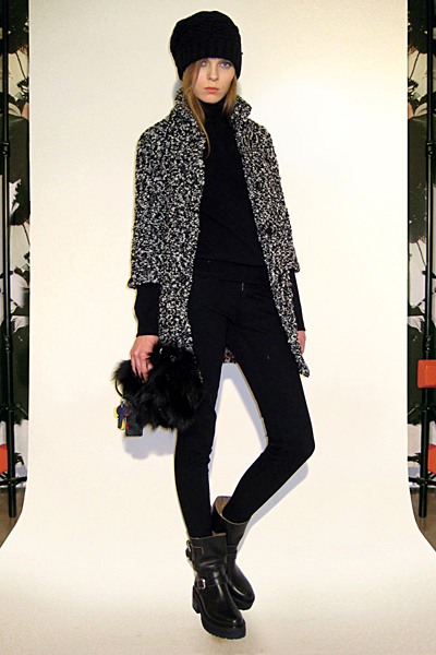 Черен панталон и палто с ръкав нестандартна дължина Предесенна колекция Dolce and Gabbana 2011