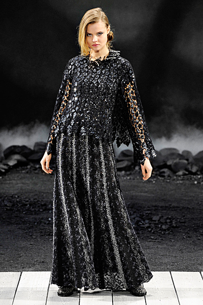 Черна дълга рокля дантела и наметало Есен-Зима 2011 Chanel
