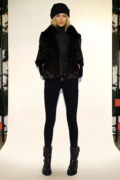 Черен панталон и късо палто с косъм Предесенна колекция Dolce and Gabbana 2011