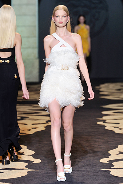 Къса коктейлна рокля бяла Есен-Зима 2011 Versace