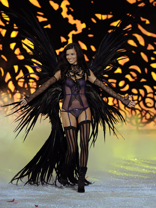 Адриана Лима в супер секси черно бельо Шоуто на Victoria's Secret 2011