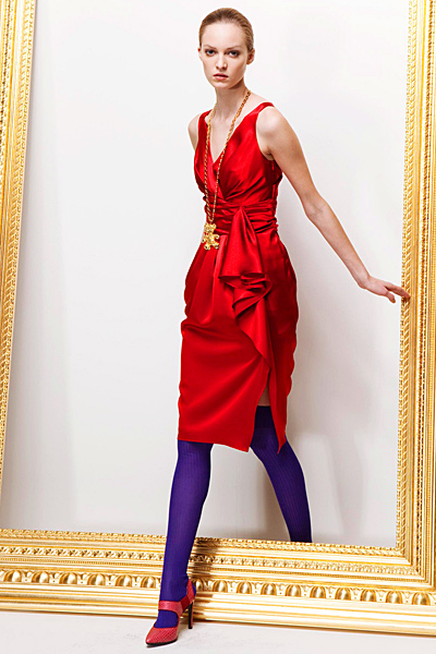 Червена рокля с остро деколте Предесенна колекция Moschino 2011