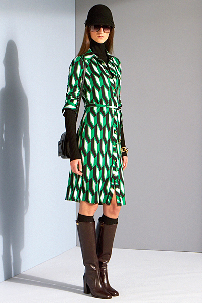 Фигурална рокля в зелено с копчета Предесенна колекция на Diane von Furstenberg 2011