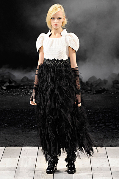 Рокля с пола от черни пера Есен-Зима 2011 Chanel