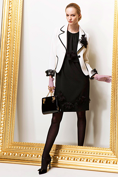 Вечерна черна рокля и бяло сако Предесенна колекция Moschino 2011