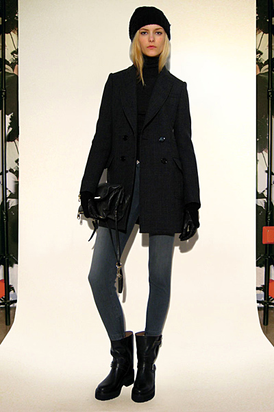 Тесни дънки, черен пуловер и палто графит Предесенна колекция Dolce and Gabbana 2011