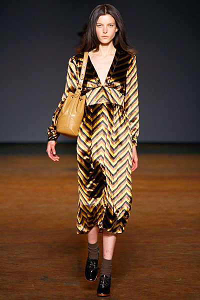Дълга рокля сатенирана с дълбоко остро деколте в жълто и златисто Marc от Marc Jacobs Есен-Зима 2011