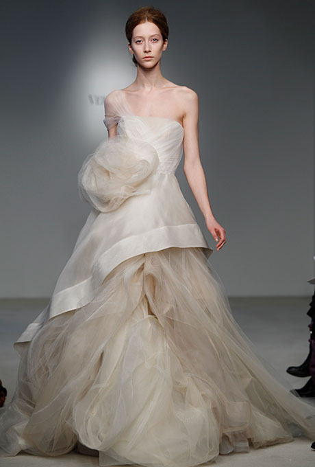 Ефирна сватбена рокля с класическа пола Vera Wang Пролет-Лято 2012