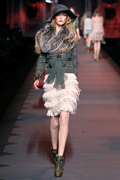 Дантелена пола с волани с късо палто Dior Есен-Зима 2011
