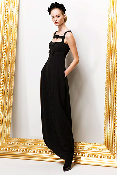 Дълга черна рокля с презрамки Предесенна колекция Moschino 2011