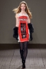 Рокля с принт телефонна кабина Cheap and Chic Есен-Зима от Moschino 2011