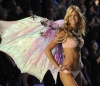 Модел бельо в бледо розово Шоуто на Victoria's Secret 2011