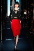 Червена пола с висока талия, широк ретро колан и изрязана блуза в черно Есен-Зима 2011 Diane von Furstenberg