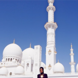 Риана пред джамия в Абу Даби