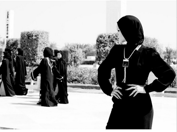 Риана пред джамия в Абу Даби