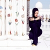 Изгониха Риана от джамия в Абу Даби (снимки)