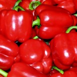 Червен пипер Такъв сочен, апетитен и наситен цвят. Той е един от лидерите сред зеленчуците, които имат доста пестициди.