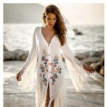 Красива бяла плажна рокля с цветя и ресни лято 2018