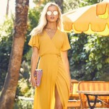 Дълга рокля в жълто с цепка лято 2018