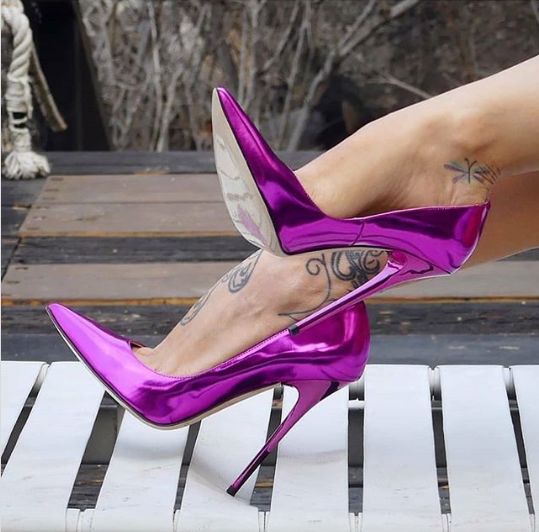 лилави обувки на ток