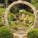 каменна арка в градината