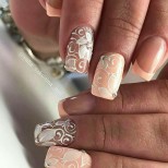 прасковен цвят върху ноктите