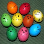 Цветни яйца с лица за Великден