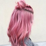 дълга вълниста коса в розов отенък