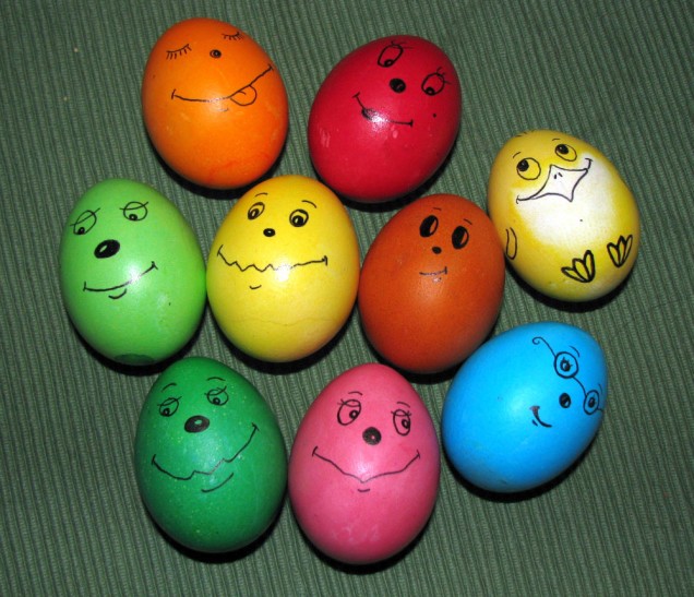 Цветни яйца с лица за Великден