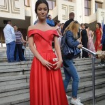 красива червена рокля за бала