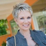 Прическа гарсон за зрели жени 2019