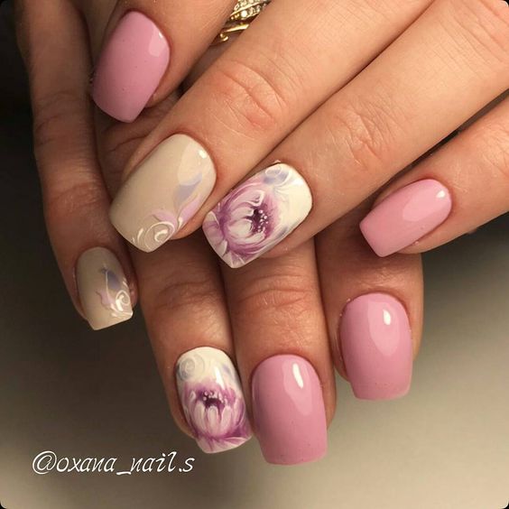 пастелен розов маникюр с цветя