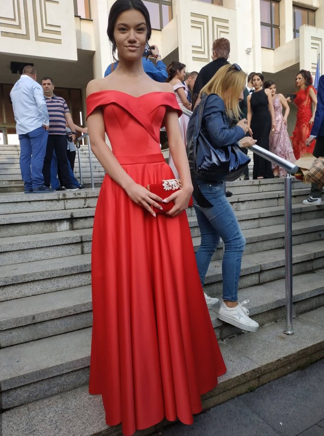 красива червена рокля за бала