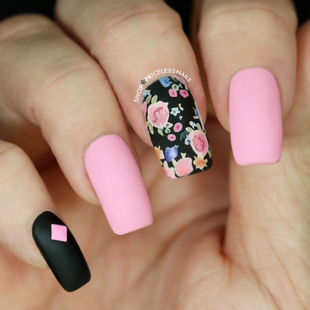 розово-черен маникюр с цветя