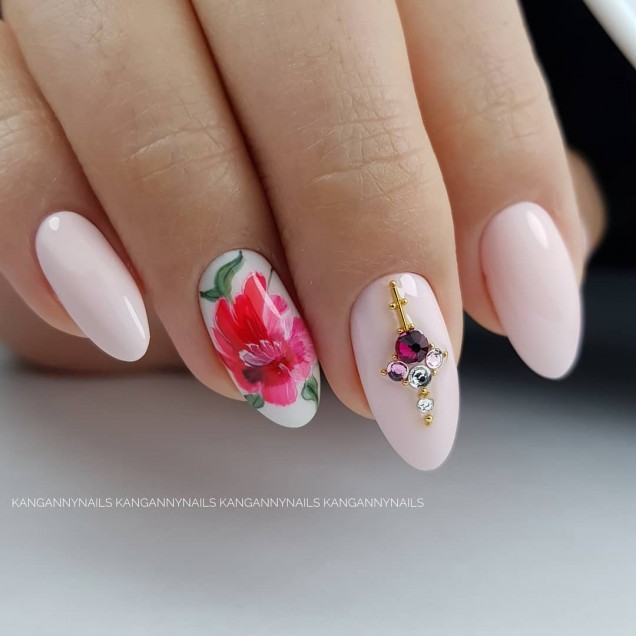 Рисувани нокти с цветя 