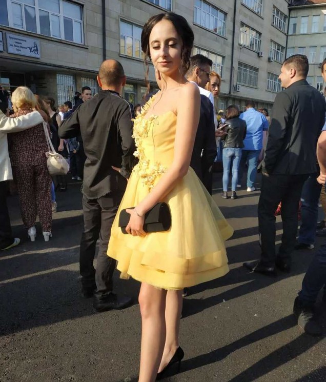 момиче с нежно жълта рокля