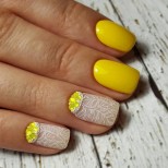красив маникюр с жълти камъчета