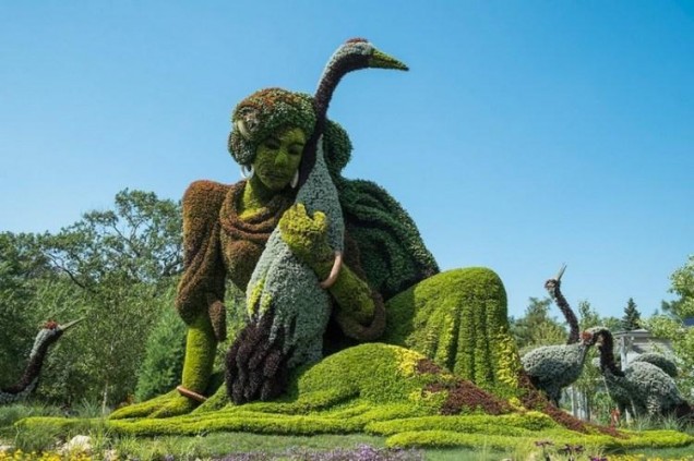 женска скулптура от храсти