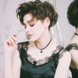 боб върху къдрава коса