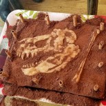 торта динозавър