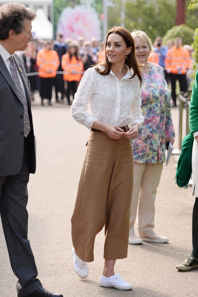 Кейт Мидълтън широки панталони