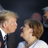 Тръмп целува Меркел