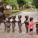 дете танцува със статуя