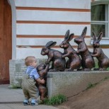 дете със зайчета