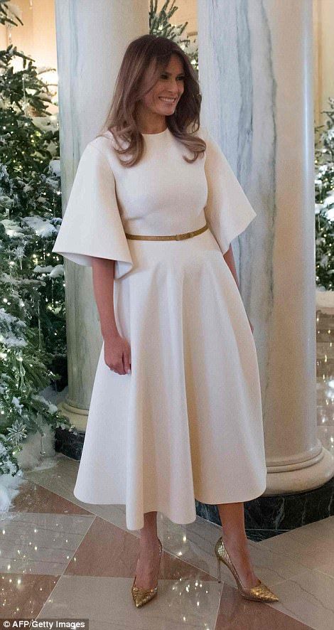Мелания Тръмп рокля с дълъг ръкав