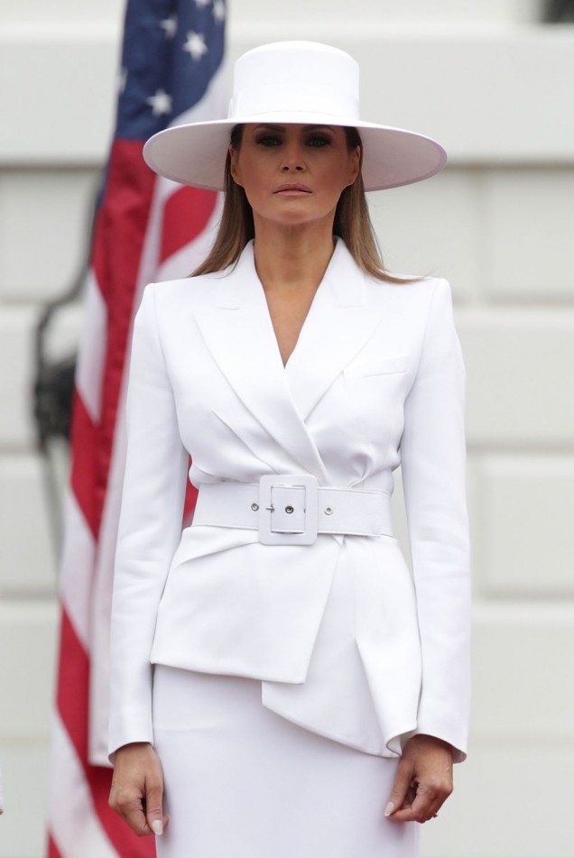Мелания Тръмп бял костюм с шапка