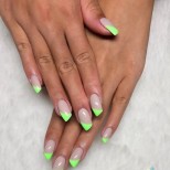 нестандартно оформен френски маникюр